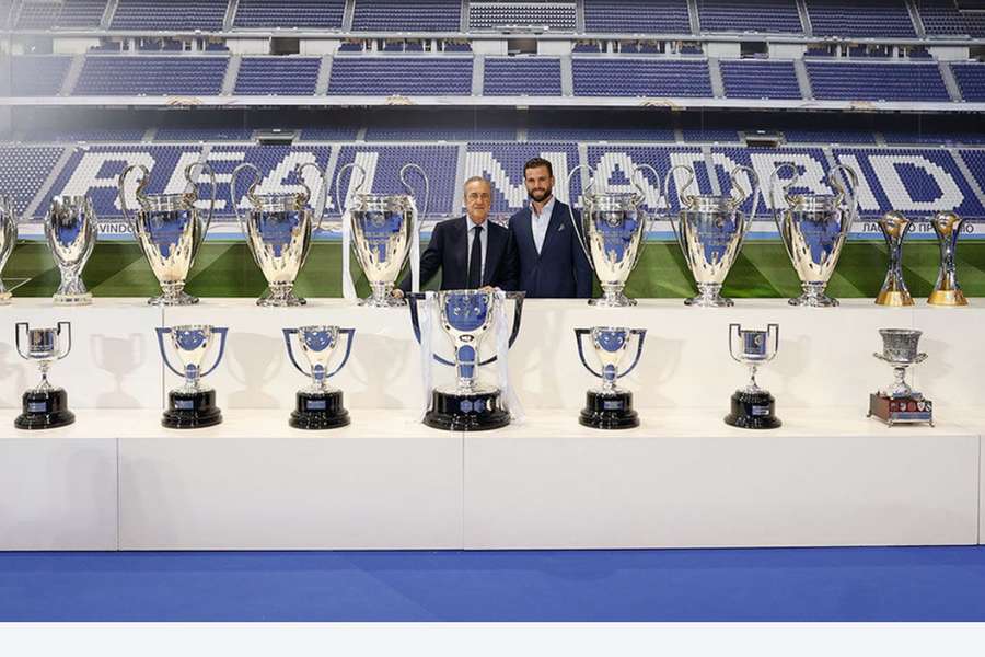 Florentino Pérez e Nacho Fernández com os troféus conquistados