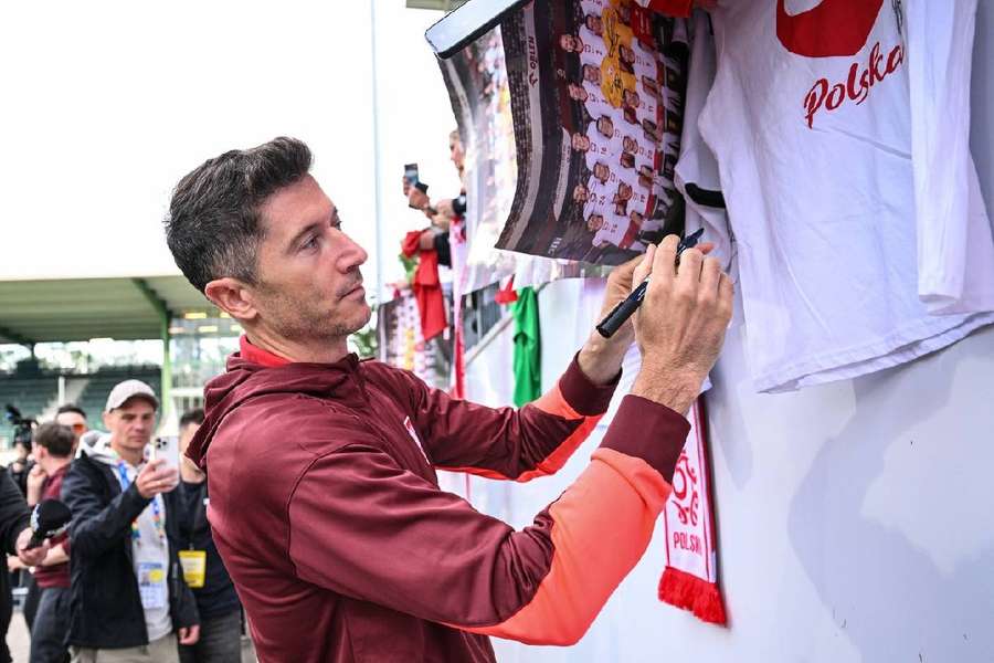 Robert Lewandowski dă autografe în Germania