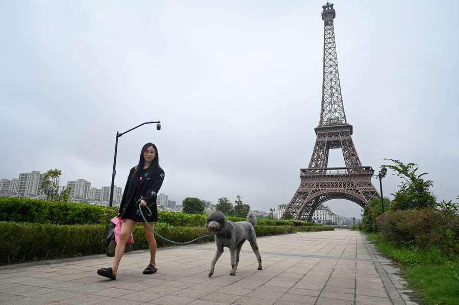 Torre Eiffel de Hangzhou tem um terço do tamanho da original