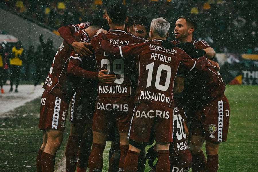 Jucătorii Rapidului celebrează marcarea unui gol