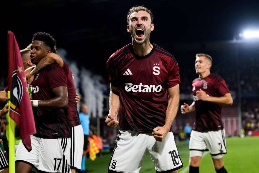 Irving tvoří společně s Mackem a Karabcem novou středovou trojici Sparty. Irving tvoří společně s Mackem a Karabcem novou středovou trojici Sparty.