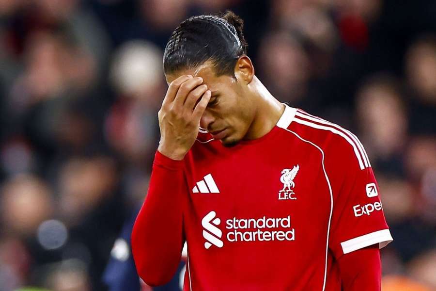 Van Dijk fez pênalti bizarro em Liverpool 1x4 PSV
