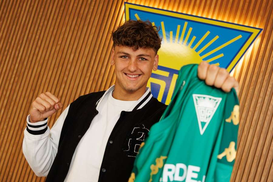 Oficial:  Fletcher Lowe renova com o Estoril até 2028