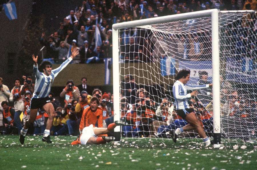 Jan Poortvliet (background, facing camera) watches as Mario Kempes scores for Argentian in the 1978 World Cup final Jan Poortvliet (background, facing camera) watches as Mario Kempes scores for Argentian in the 1978 World Cup final