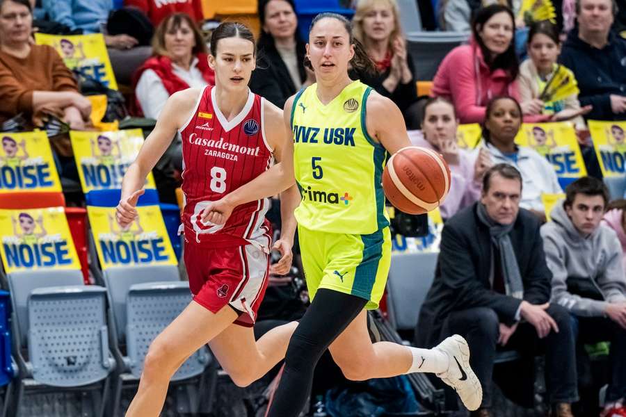 Voráčková (vpravo) dala v odvetném zápase 11 bodů.