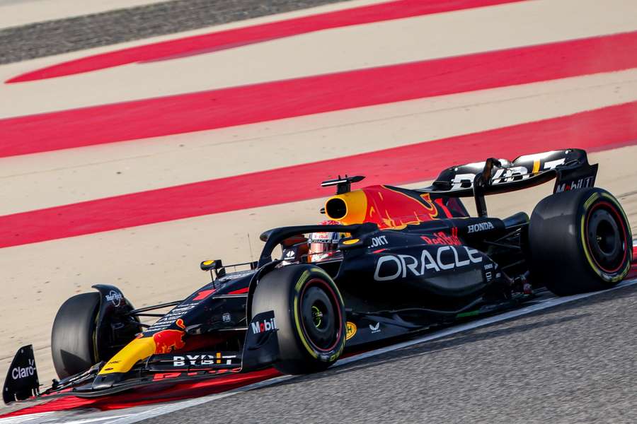Verstappen au volant de sa Red Bull ce vendredi après-midi sur le circuit de Sakhir.