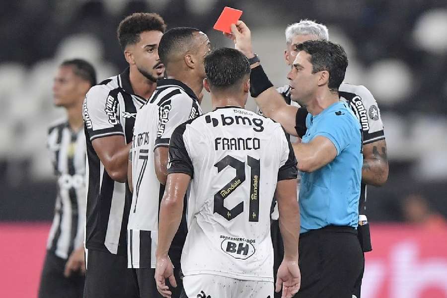 Chris Ramos foi expulso após acertar cotovelada em Igor Gomes 
