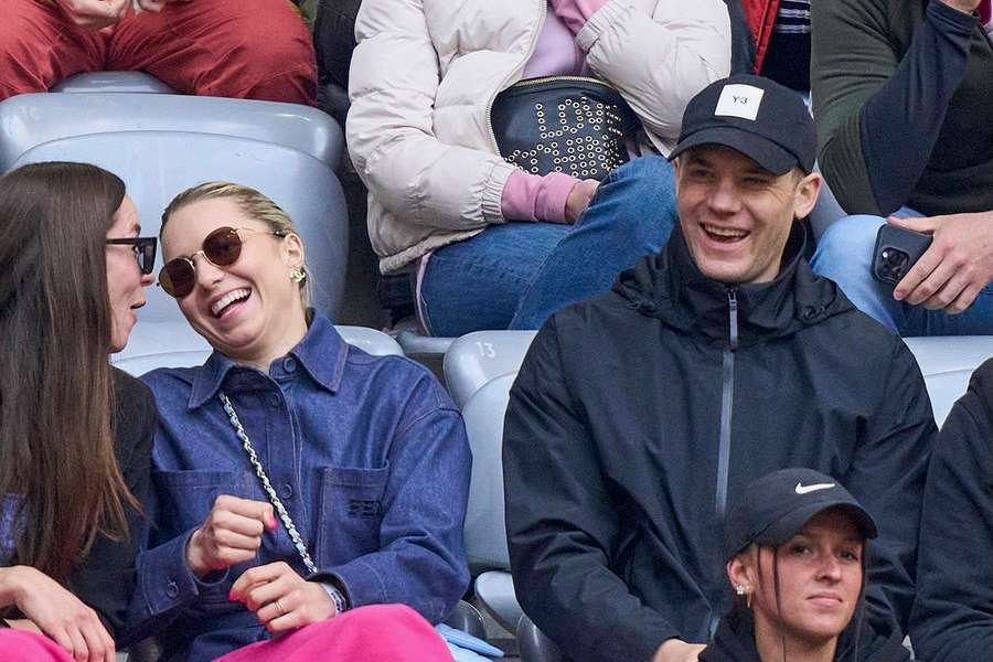 Manuel Neuer kann wieder lachen: Zuletzt auf der Tribüne beim Heimsieg der Bayern gegen Hertha BSC.