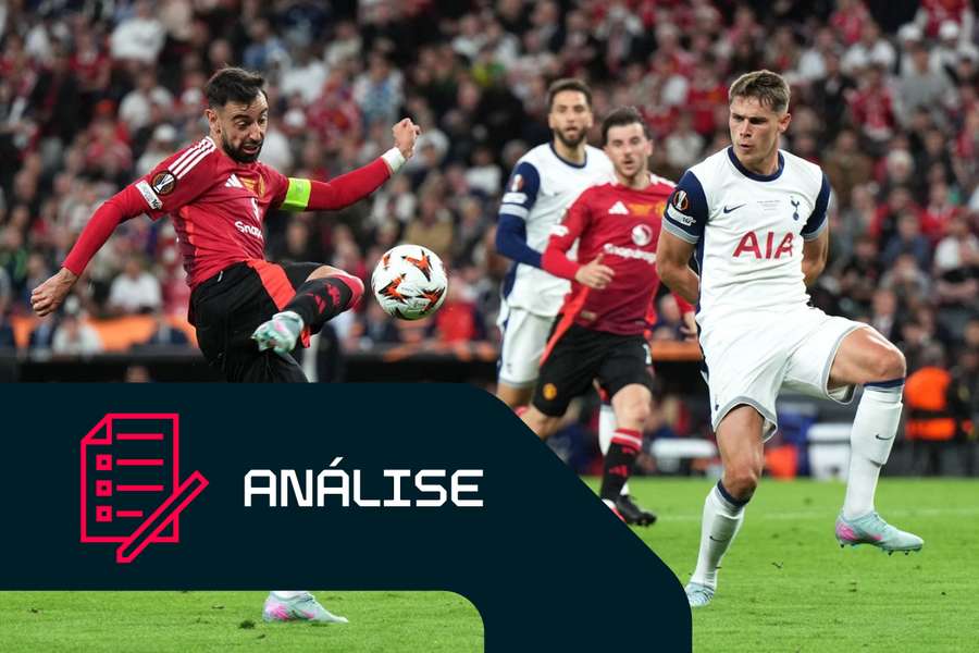 Micky van de Ven, do Tottenham, disputa a bola com Bruno Fernandes, do Manchester United