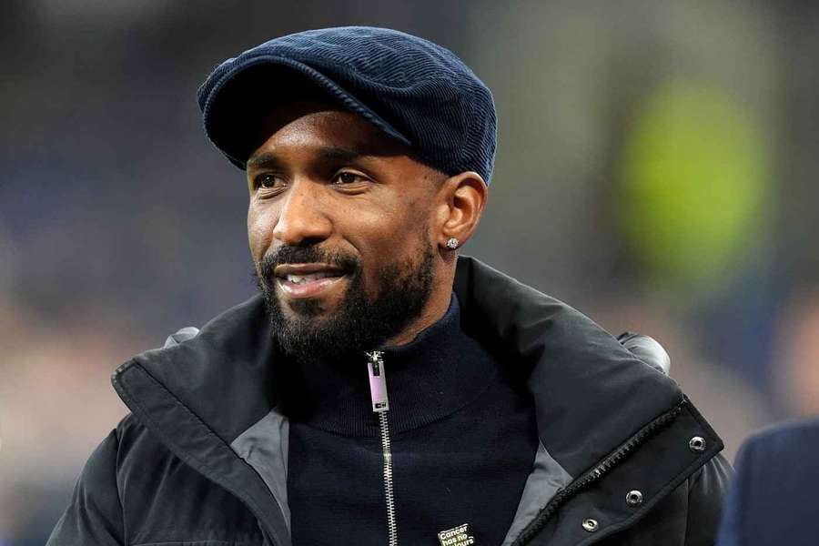 Defoe looks on