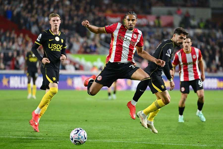 Brentford's Kevin Schade battles for possession with Chelsea's Pedro Neto and Cole Palmer
