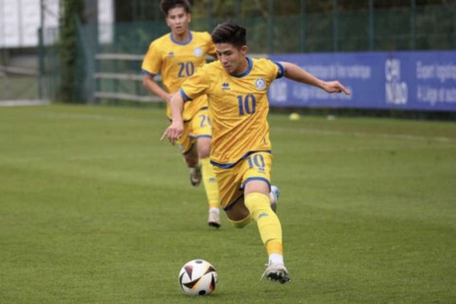Dastan Satpaev, avançado de 16 anos do Cazaquistão