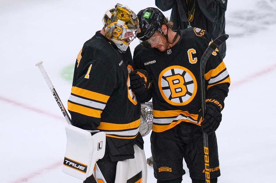 Jeremy Swayman a David Pastrňák patří mezi opory Bostonu. Jeremy Swayman a David Pastrňák patří mezi opory Bostonu.