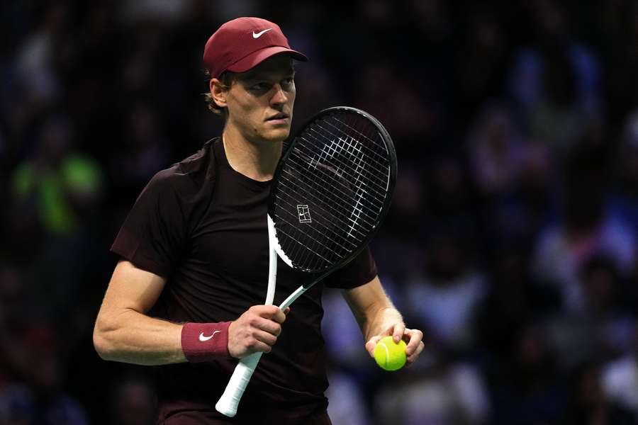 Jannik Sinner venceu com facilidade o seu primeiro jogo em Paris