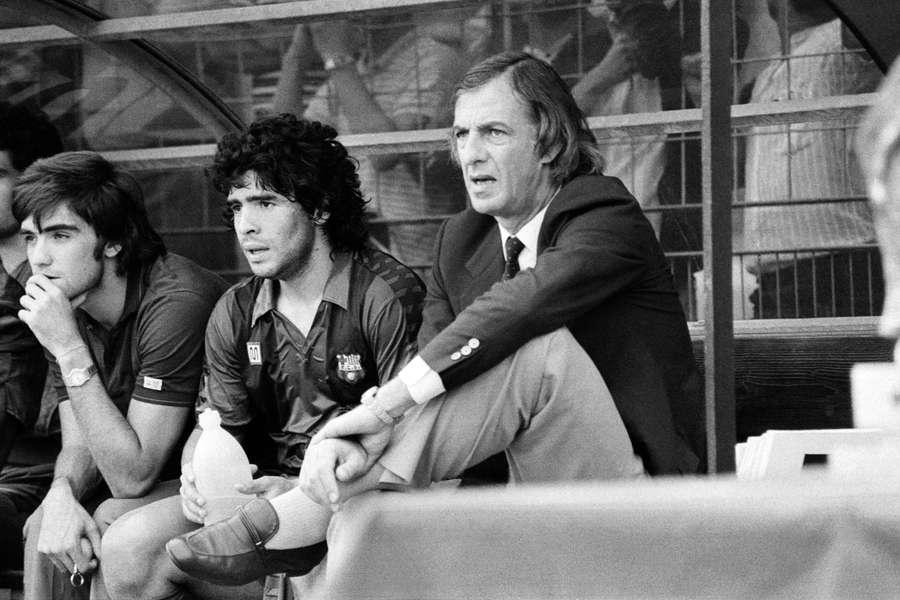 César Luis Menotti e Diego Maradona no banco do Barcelona