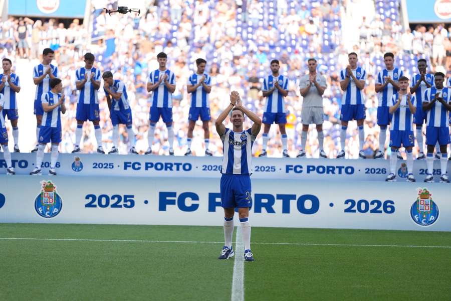 Luuk de Jong fue presentado en do Dragão sin que nadie supiera del fichaje de antemano
