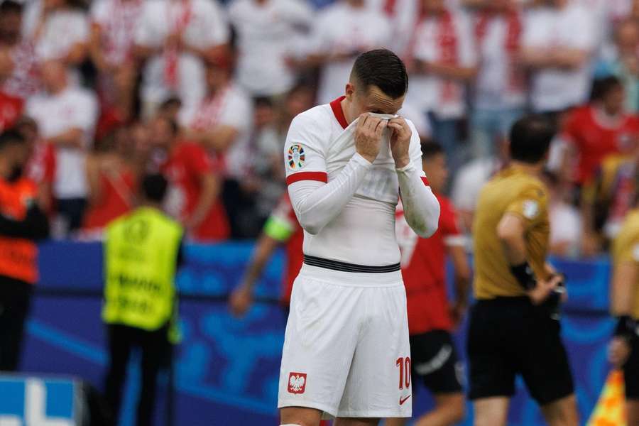 Piotr Zielinski ärgert sich nach der Niederlage gegen Österreich.