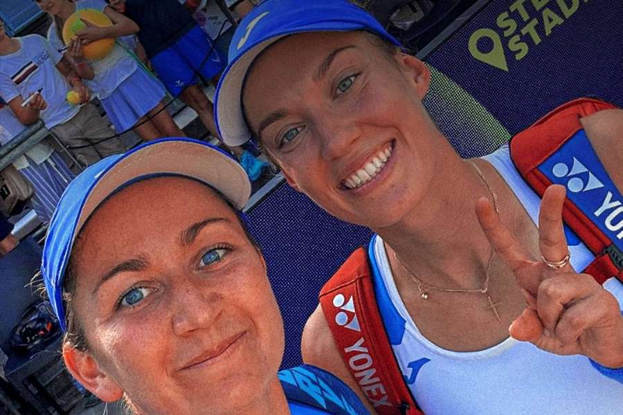 Mihalíková oslavuje premiérovú trofej po boku Nichollsovej.