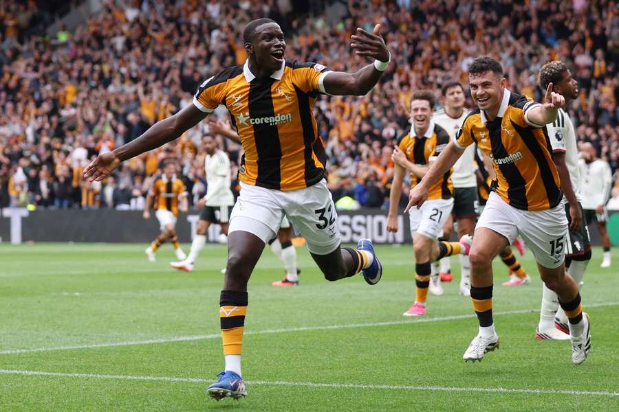 Obránce Hullu Nobel Mendy slaví gól proti Manchesteru United. Obránce Hullu Nobel Mendy slaví gól proti Manchesteru United.