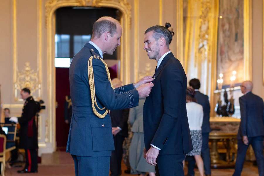 Bale recibió la Orden del Imperio Británico por parte del Príncipe de Gales hace unas semanas
