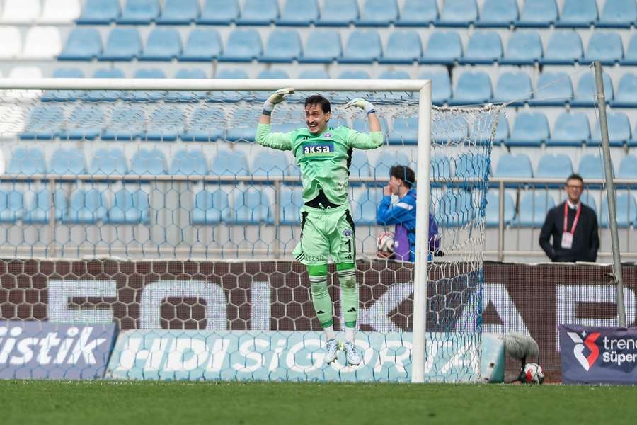 Gianniotis slaví gól v síti soupeře. Gianniotis slaví gól v síti soupeře.