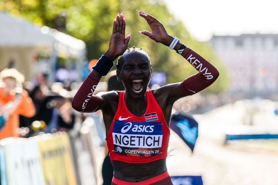 Ngetich celebra con euforia su récord del mundo femenino de medio maratón Ngetich celebra con euforia su récord del mundo femenino de medio maratón