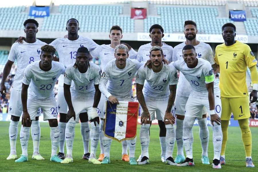 Seleção francesa perfilada antes do confronto contra Gibraltar