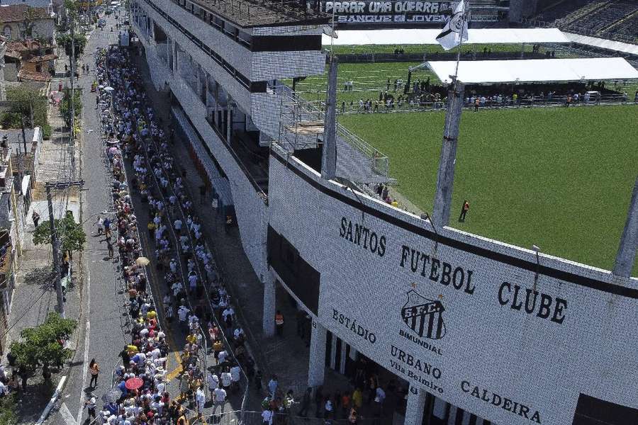 Mii de fani, prezenți pe stadionul Santos, la priveghiul marelui Pele: ”O icoană globală a fotbalului”
