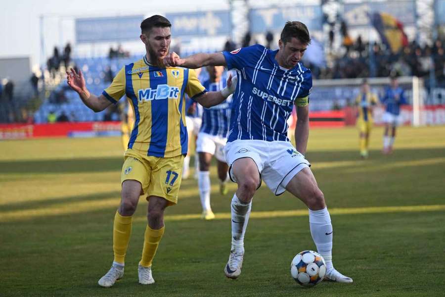 Abat Aimbetov si Ionuț Justinian Larie in meciul de fotbal dintre Farul Constanta si Petrolul Ploiesti