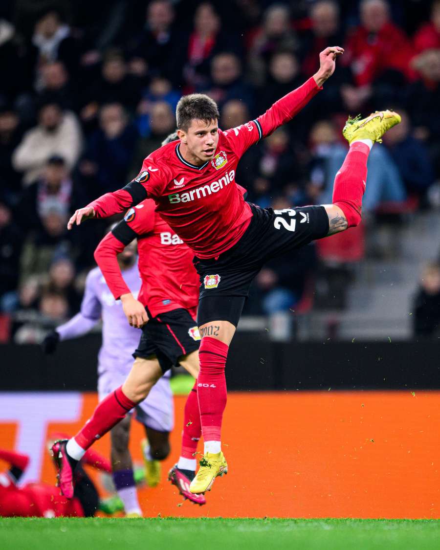 Adam Hložek trefil v zápase proti Monaku tyč, Leverkusen prohrál 2:3.