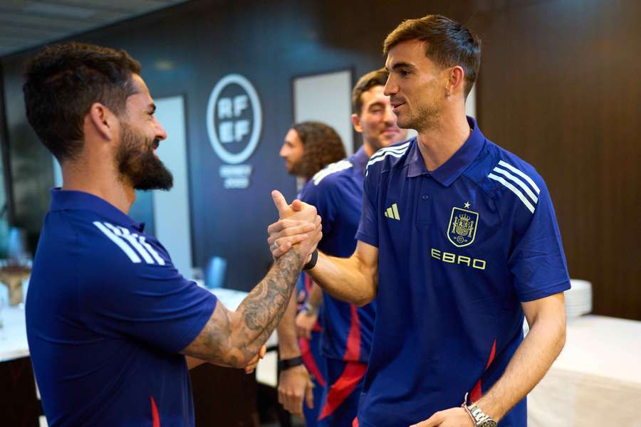 Isco y Fabián se saludan 