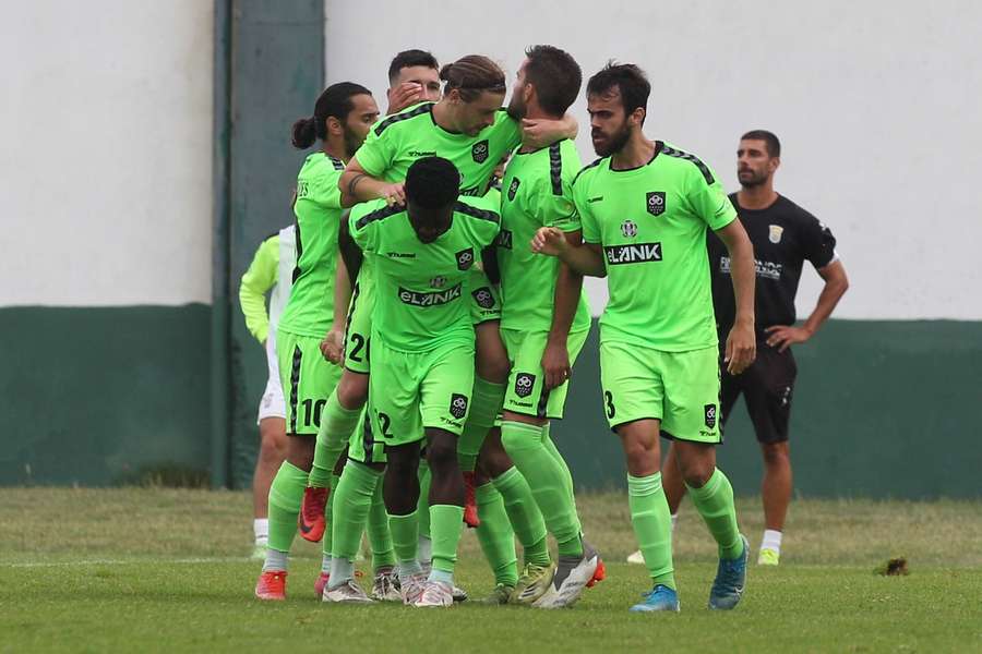 Sus compañeros celebran un gol anotado