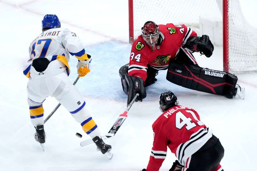 Mrázek pomohl Chicagu 30 zákroky k výhře nad Buffalem, Gudas si v NHL připsal asistenci