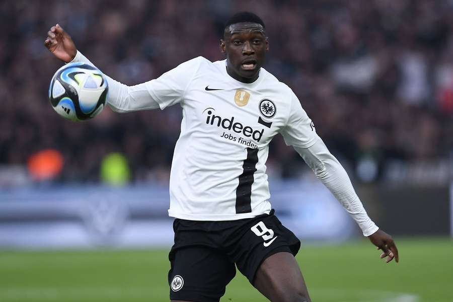 Randal Kolo Muani com a camisa do Frankfurt