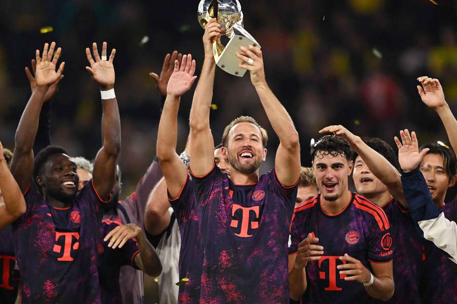 Kane streckt den Supercup in die Höhe