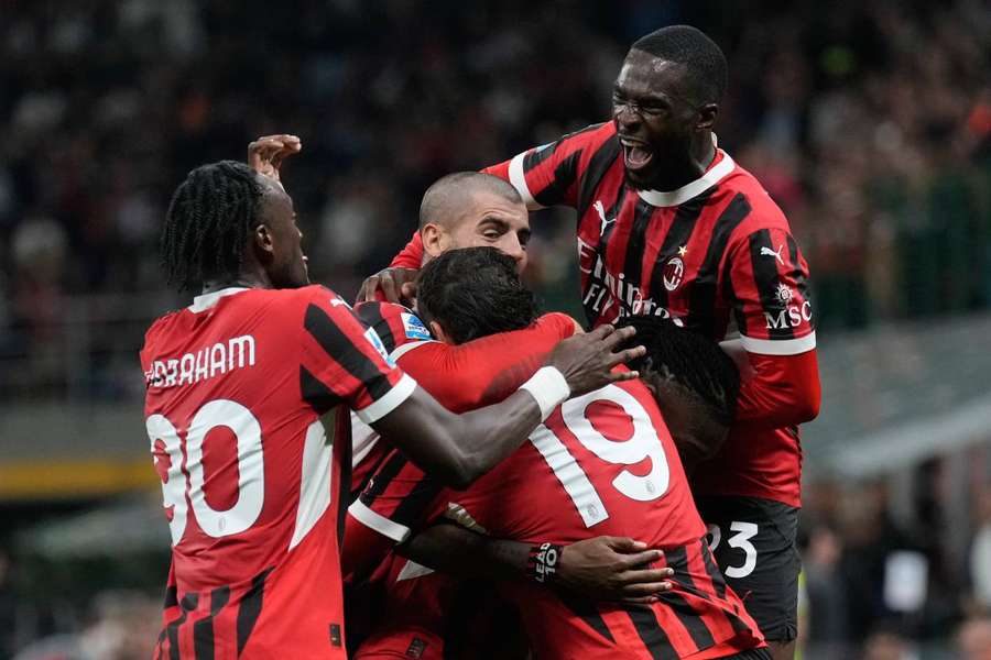 Milan passou fácil pelo Lecce no San Siro