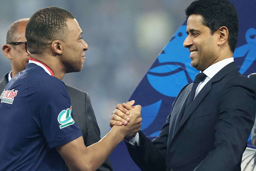 Kylian Mbappé et Nasser Al-Khelaïfi lors de la remise de la Coupe de France 2024