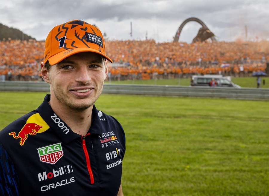 Verstappen is blij met zijn oranje leger fans