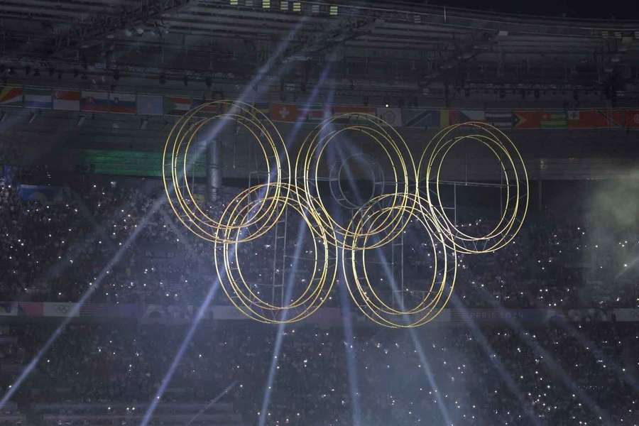 Die Olympischen Ringe unter dem Dach des Stade de France.