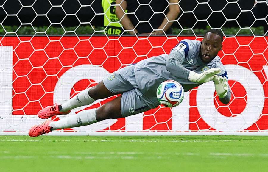 Lionel Mpasi-Nzazu makes a save