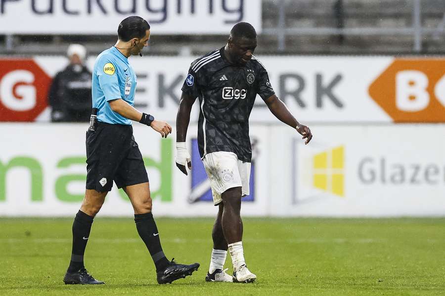 Brian Brobbey moet eraf met een blessure