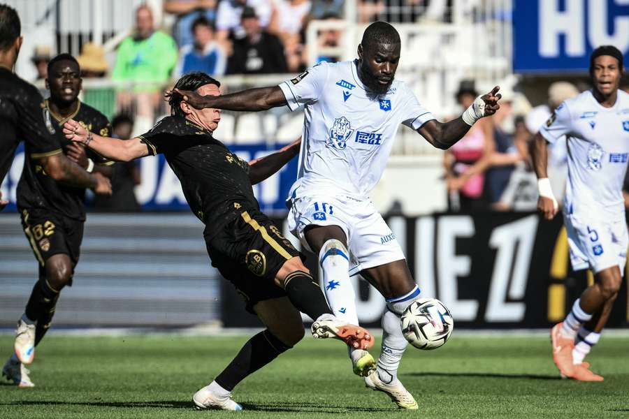 Lassine Sinayoko contre Lorient