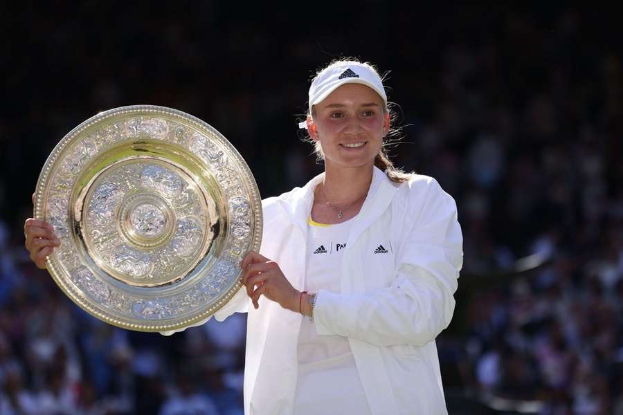 S trofejou za víťazstvo na Wimbledone.