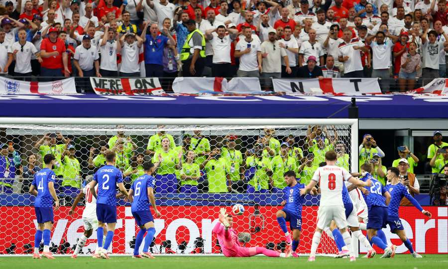 La parata di Livakovic su Gordon La parata di Livakovic su Gordon