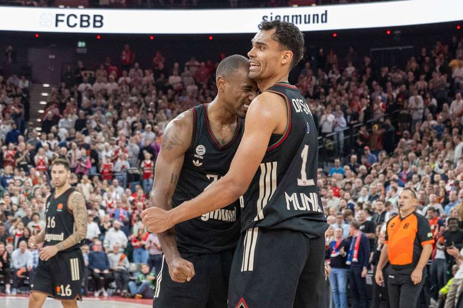 Isiaha Mike (l.) und Oscar da Silva feiern den Bayern-Sieg gegen Real Madrid in der EuroLeague. Isiaha Mike (l.) und Oscar da Silva feiern den Bayern-Sieg gegen Real Madrid in der EuroLeague.