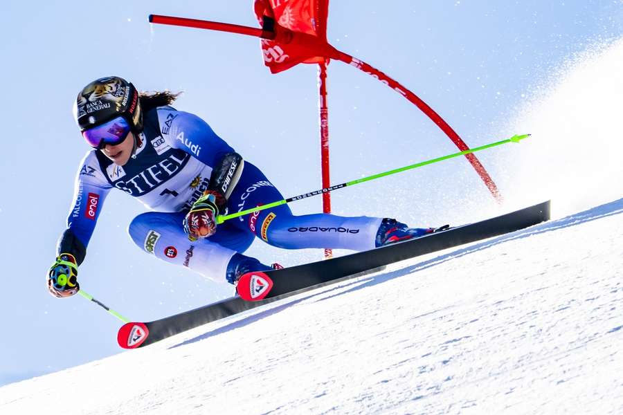 Federica Brignoneová sa teší zo zisku druhého malého krištáľového glóbusu v sezóne. Federica Brignoneová sa teší zo zisku druhého malého krištáľového glóbusu v sezóne.