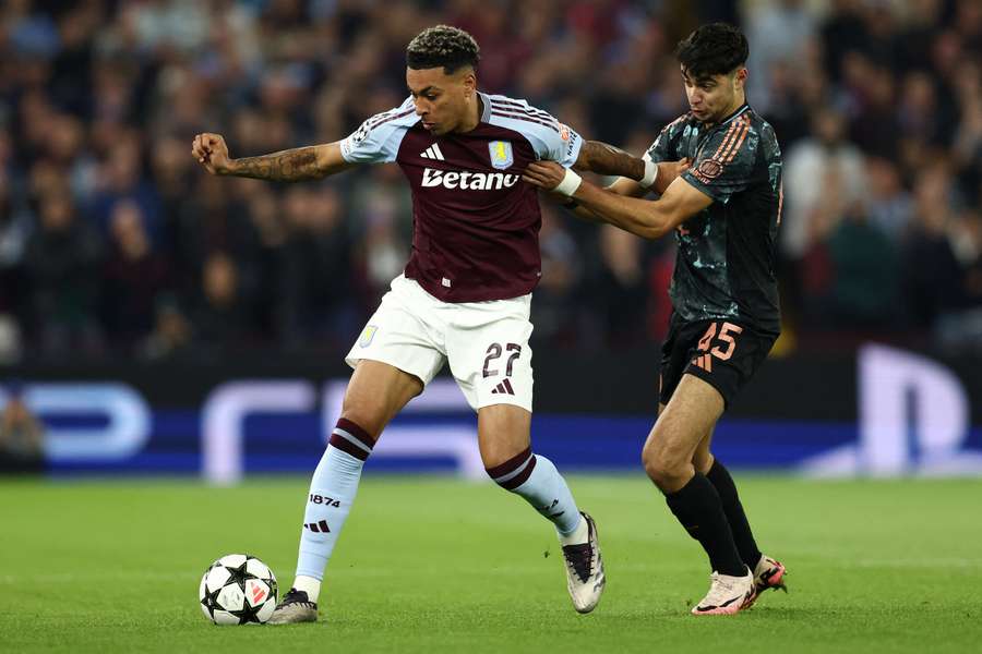 Morgan Rogers résiste au milieu allemand du Bayern Munich Aleksandar Pavlović lors du match de Ligue des champions entre Aston Villa et le Bayern Munich, le 2 octobre 2024 à Villa Park. Morgan Rogers résiste au milieu allemand du Bayern Munich Aleksandar Pavlović lors du match de Ligue des champions entre Aston Villa et le Bayern Munich, le 2 octobre 2024 à Villa Park.