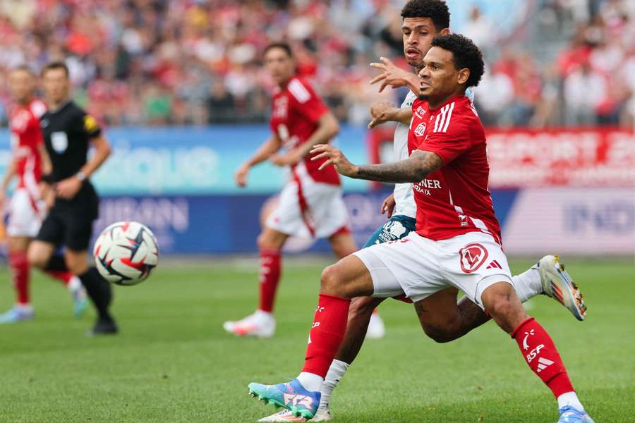 Kenny Lala au duel avec Luis Henrique