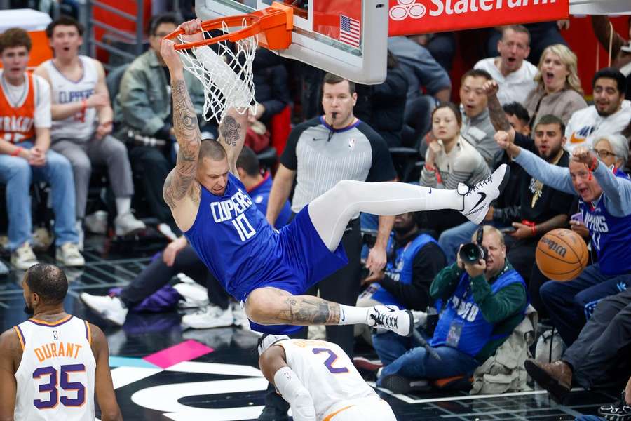 NBA Round-up: Daniel Theis bei einem mächtigen Dunk gegen die Phoenix Suns um Superstar Kevin Durant (l.),