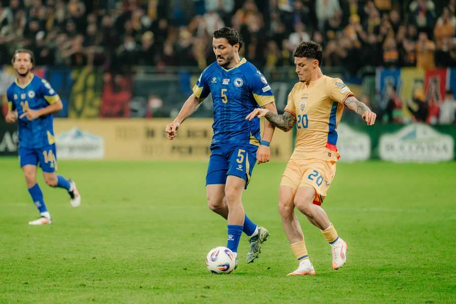 Sead Kolasinac, în duel cu Dennis Man Sead Kolasinac, în duel cu Dennis Man